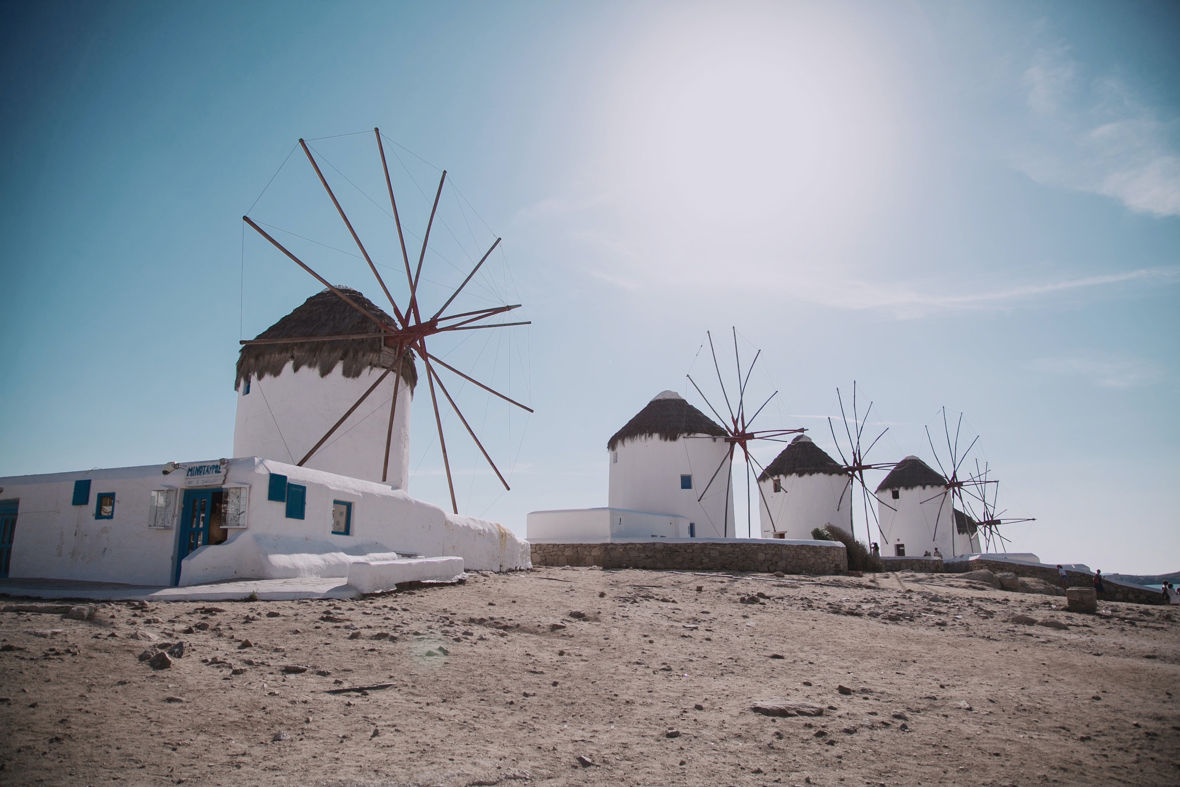 Weiße Häuser und Meer auf Mykonos